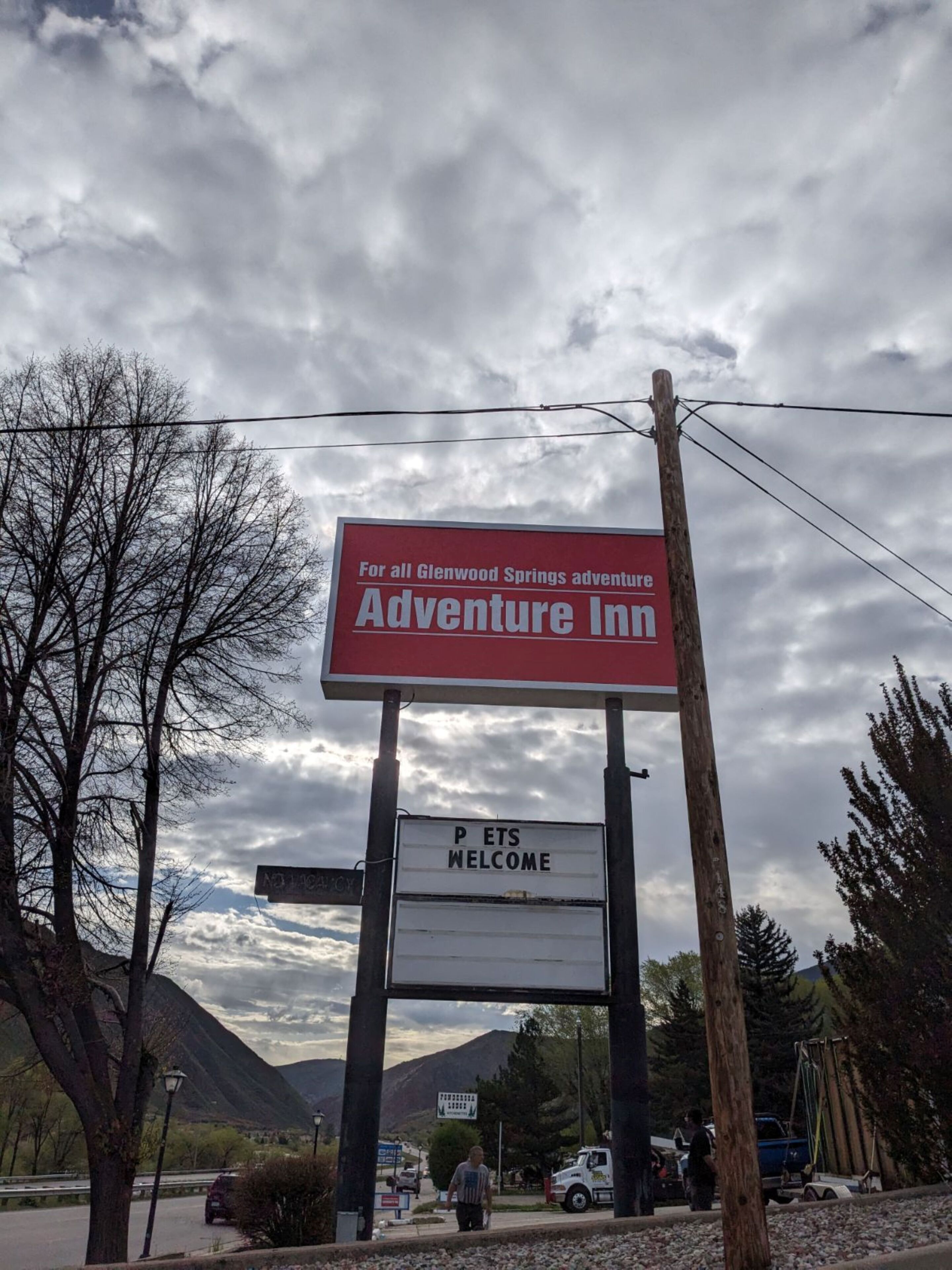 Une enseigne indiquant l’« Adventure Inn », signalant qu’il s’agit d’un lieu proposant des activités d’aventure.