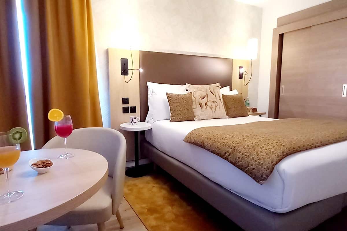 Large Studio for 2 25sqm | In-room safe, desk, blackout drapes, soundproofing