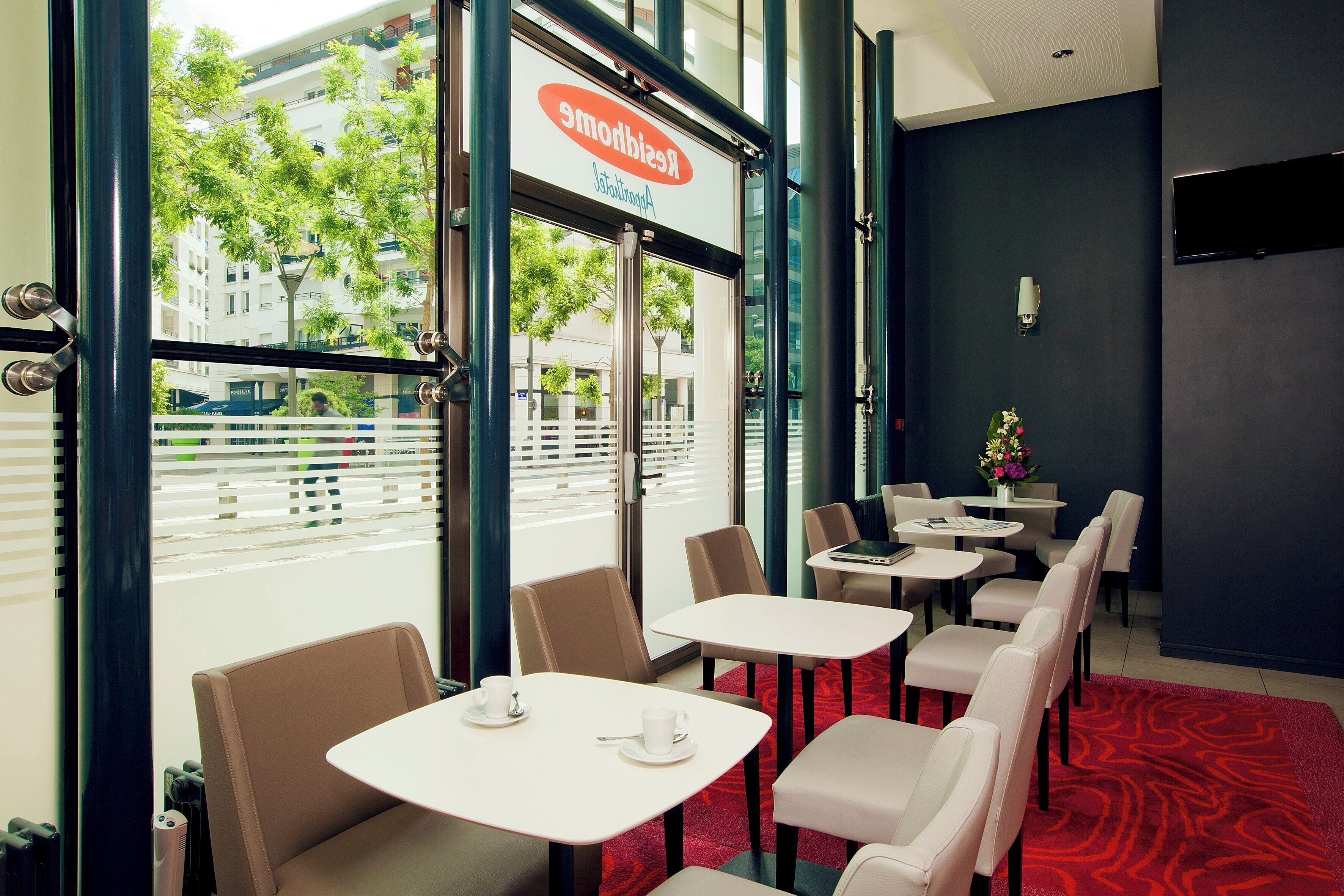 Petit déjeuner buffet servi tous les jours en supplément