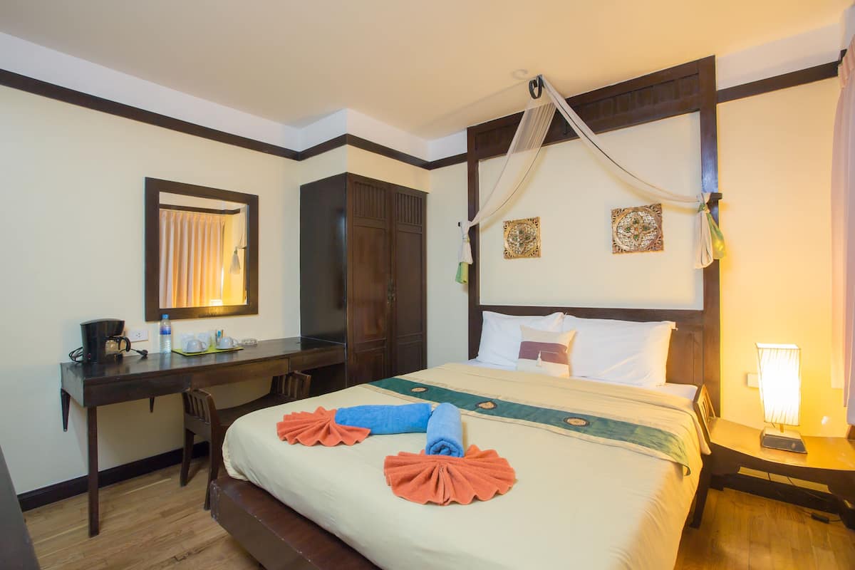 Economic Queen Room | In-room safe, desk, blackout drapes, cribs (surcharge)