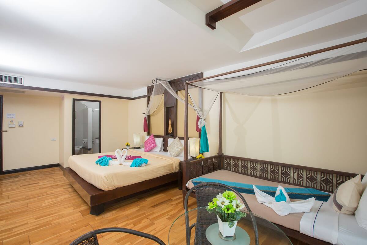Superior Triple with Sea View | Caja fuerte, escritorio, cortinas opacas y cunas (de pago)