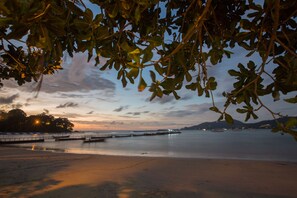 Ubicación cercana a la playa y toallas de playa