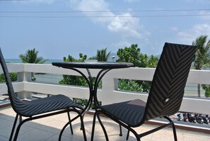 Superior Triple with Sea View | Hiên