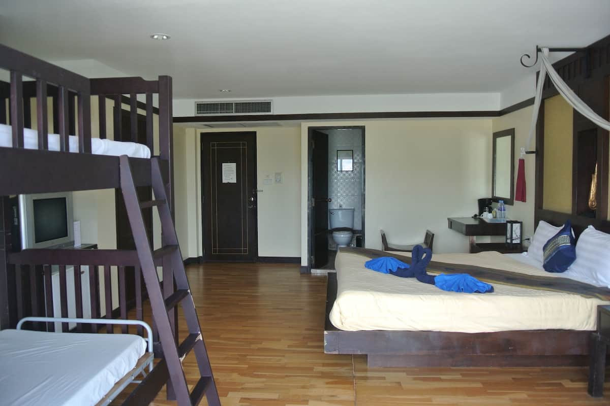 Superior Quadruple with Sea View | Caja fuerte, escritorio, cortinas opacas y cunas (de pago)