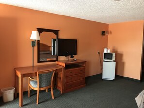 Desk, soundproofing, free wired internet, bed sheets - American Inn Cleburne (Cleburne)