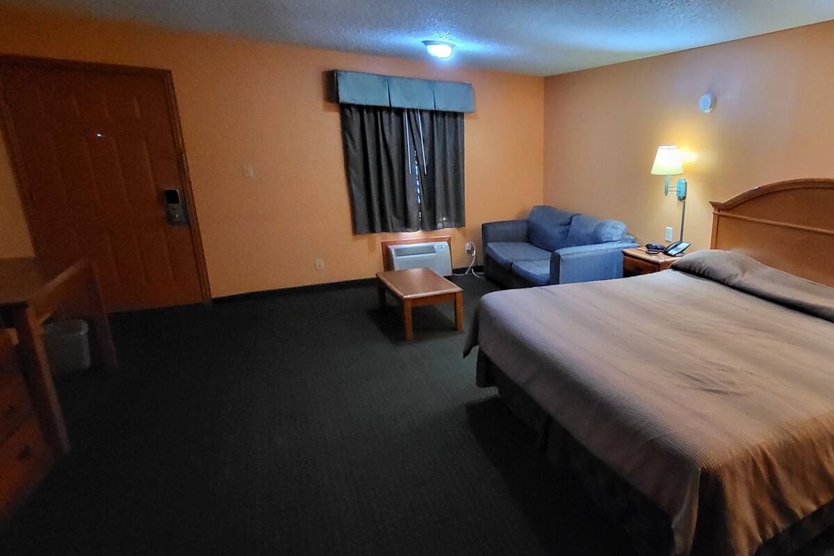 Room, 1 King Bed, Smoking | Desk, soundproofing, Internet, alarm clocks