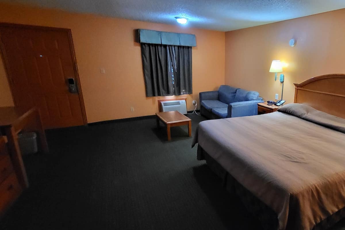 Room, 1 King Bed, Smoking | Desk, soundproofing, free wired Internet, bed sheets