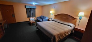 Room, 1 King Bed, Smoking | Desk, soundproofing, free wired internet, bed sheets - American Inn Cleburne (Cleburne)