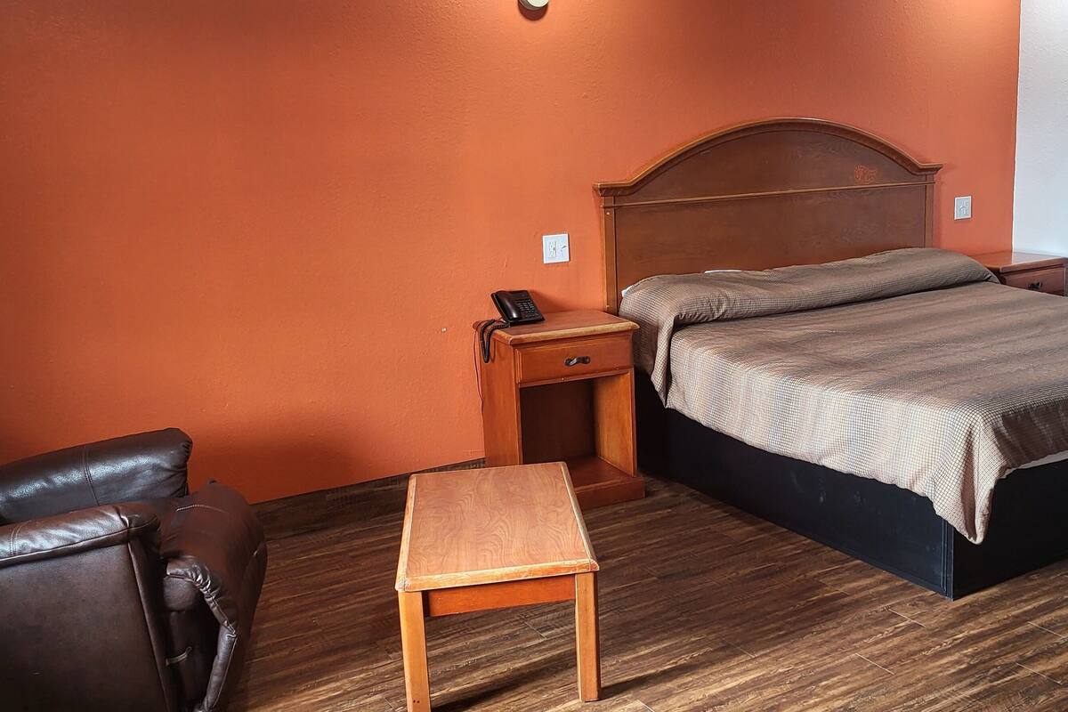 Desk, soundproofing, Internet, alarm clocks