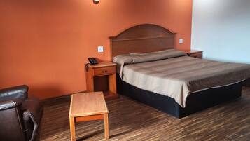 Escritorio, insonorización, internet por cable gratis y ropa de cama