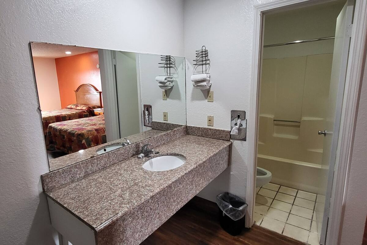 Combined shower/bathtub, free toiletries, hair dryer, towels
