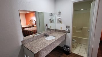 Een bad/douchecombinatie, gratis toiletartikelen, een haardroger