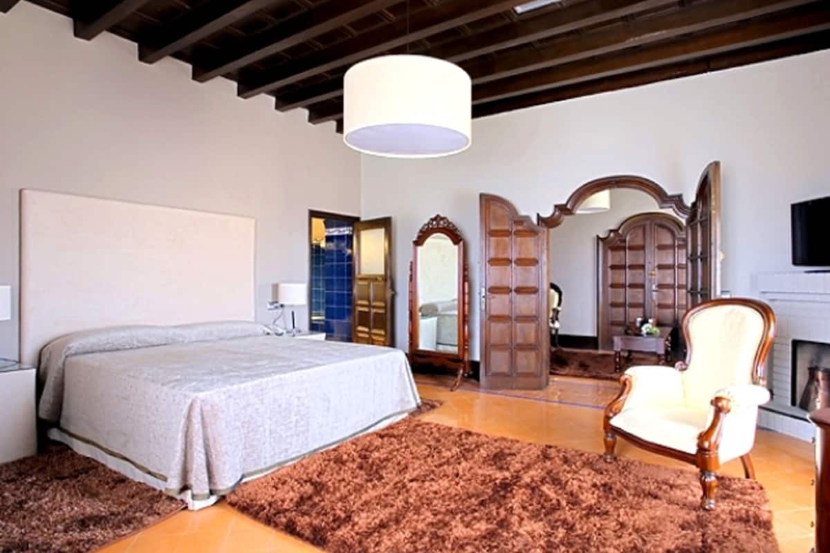 suite | 1 bedroom, in-room safe, free wifi, bed sheets