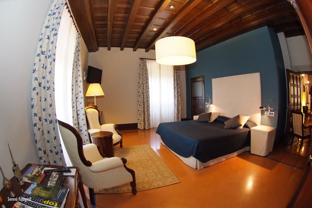 In-room safe, WiFi (free), bed sheets