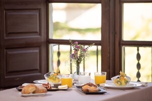 Se ofrece un desayuno completo (15 EUR por persona)