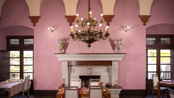 Dagelijks uitgebreid ontbijt (EUR 15 per persoon)