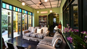 Interior entrance - Baan Pra Nond B&B (Bangkok)