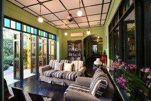 Interior entrance - Baan Pra Nond B&B (Bangkok)