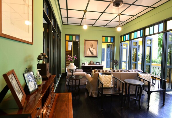 Interior entrance - Baan Pra Nond B&B (Bangkok)