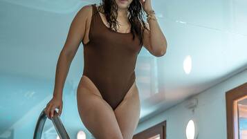 Une personne en maillot de bain, debout près d’une piscine, à côté d’une échelle en métal.