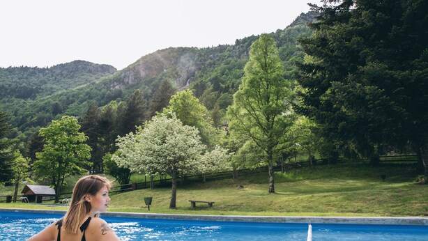 A swimming pool with a view of a forested hillside. - Hotel Manantial- Balneari Caldes de Boi (La Vall de Boi)