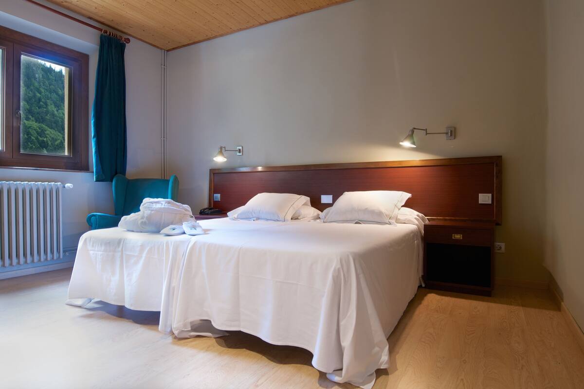 Roupas de cama premium, frigobar, escrivaninha, quartos à prova de som