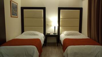 Habitación ejecutiva con 1 cama matrimonial o 2 individuales | Minibar, caja de seguridad en la habitación y escritorio