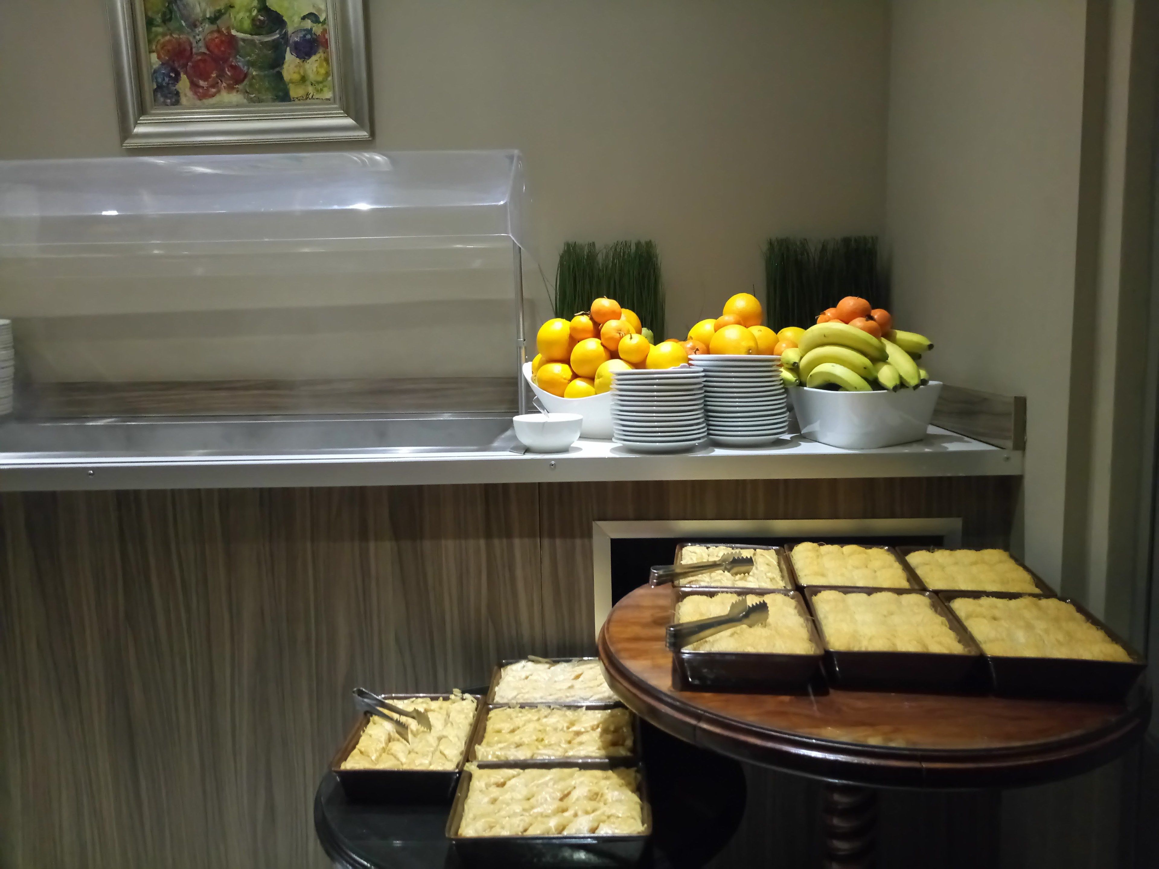 Ein Buffet mit verschiedenen Speisen, darunter Obst, Gemüse und Desserts.