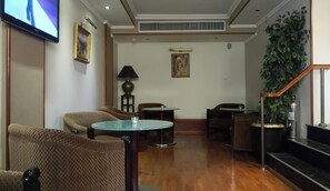 Lobby sitting area - Castelli Hotel (Nicosia)