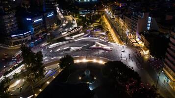 Vista aerea notturna di un incrocio cittadino con diverse strade e semafori.