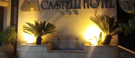 Fachada de la propiedad por la tarde o noche