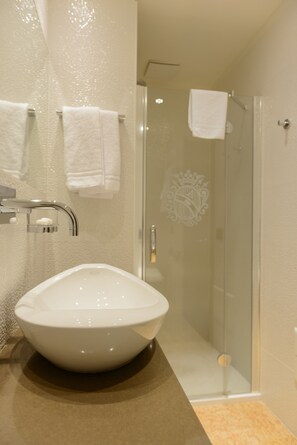Superior Triple Room | Bathroom | Shower, free toiletries, hair dryer, slippers - Hotel Corte Ongaro (Verona)