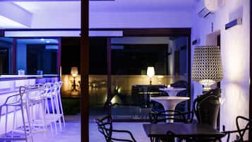 Bar junto a la piscina