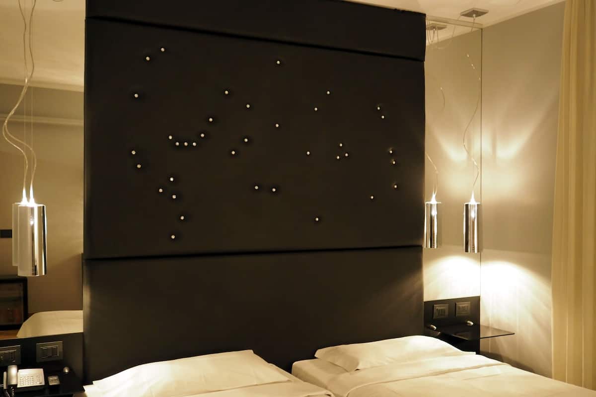 Minibar, Zimmersafe, Schreibtisch, Verdunkelungsvorhänge