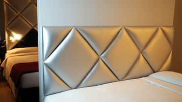 Minibar, caja de seguridad en la habitación y escritorio