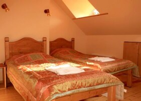 Ropa de cama de alta calidad, escritorio y cortinas blackout 