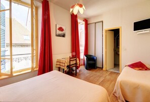 Hypo-allergenic bedding, in-room safe, desk, blackout curtains