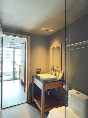 Premier Corner | Bathroom | Shower, free toiletries, hair dryer, towels - Centric Place Hotel (Bangkok)