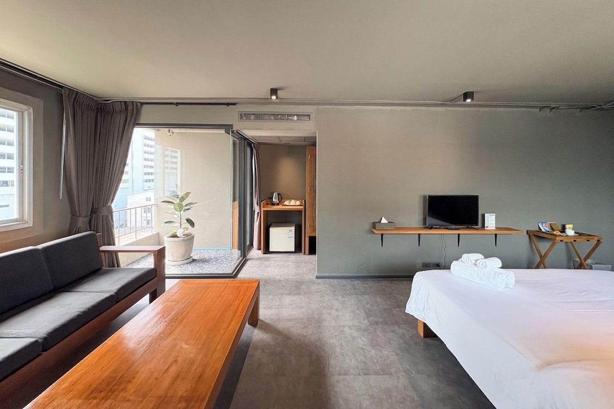 Minibar, in-room safe, desk, WiFi (free)