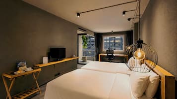 Deluxe Twin | Minibar, una cassaforte in camera, una scrivania, Wi-Fi gratuito