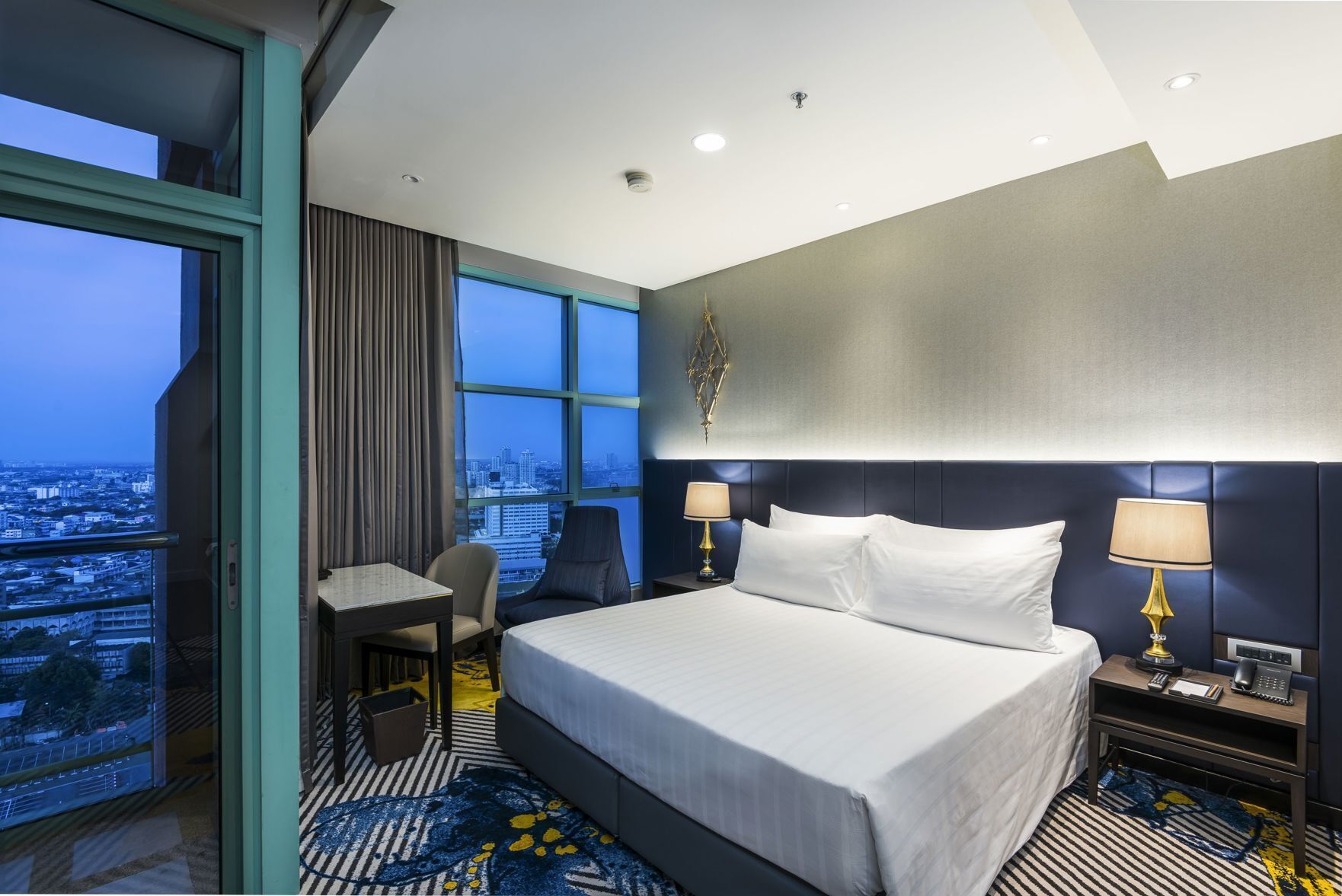 Sengetøy av topp kvalitet, dundyner, minibar og safe på rommet