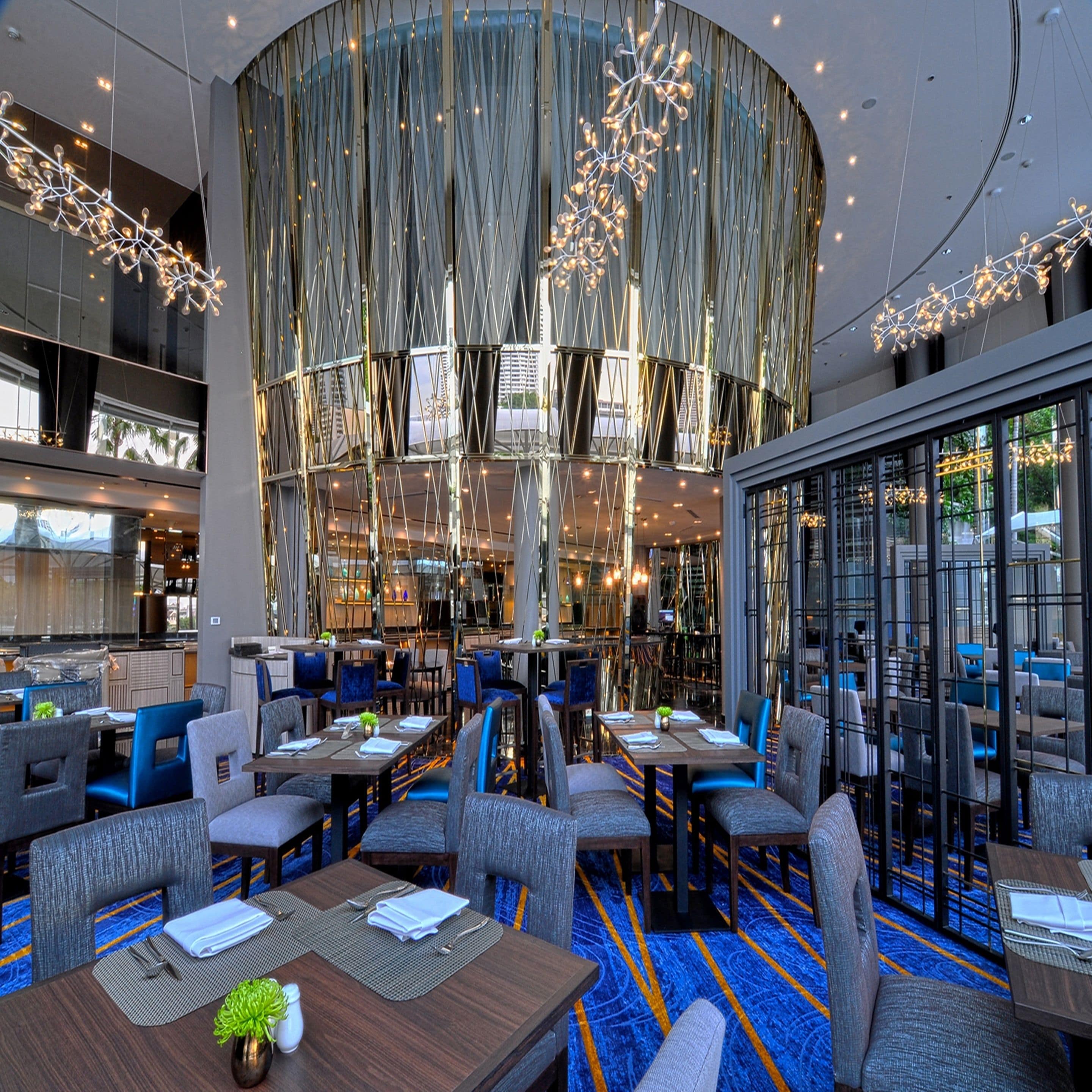 3 restaurants, breakfast, lunch, dinner served; international cuisine