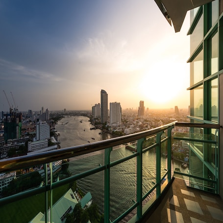 Premium bedding, down comforters, minibar, in-room safe. Chatrium Hotel Riverside Bangkok
