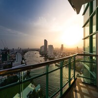 Premium bedding, down comforters, minibar, in-room safe