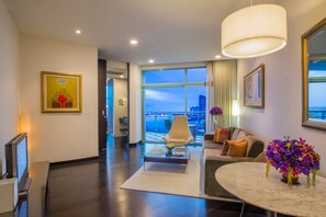 CLUB-Room CITY View With Breakfast & Club Benefits | Área de sala de estar | Televisión LED de 55 pulgadas con canales digitales y televisión 