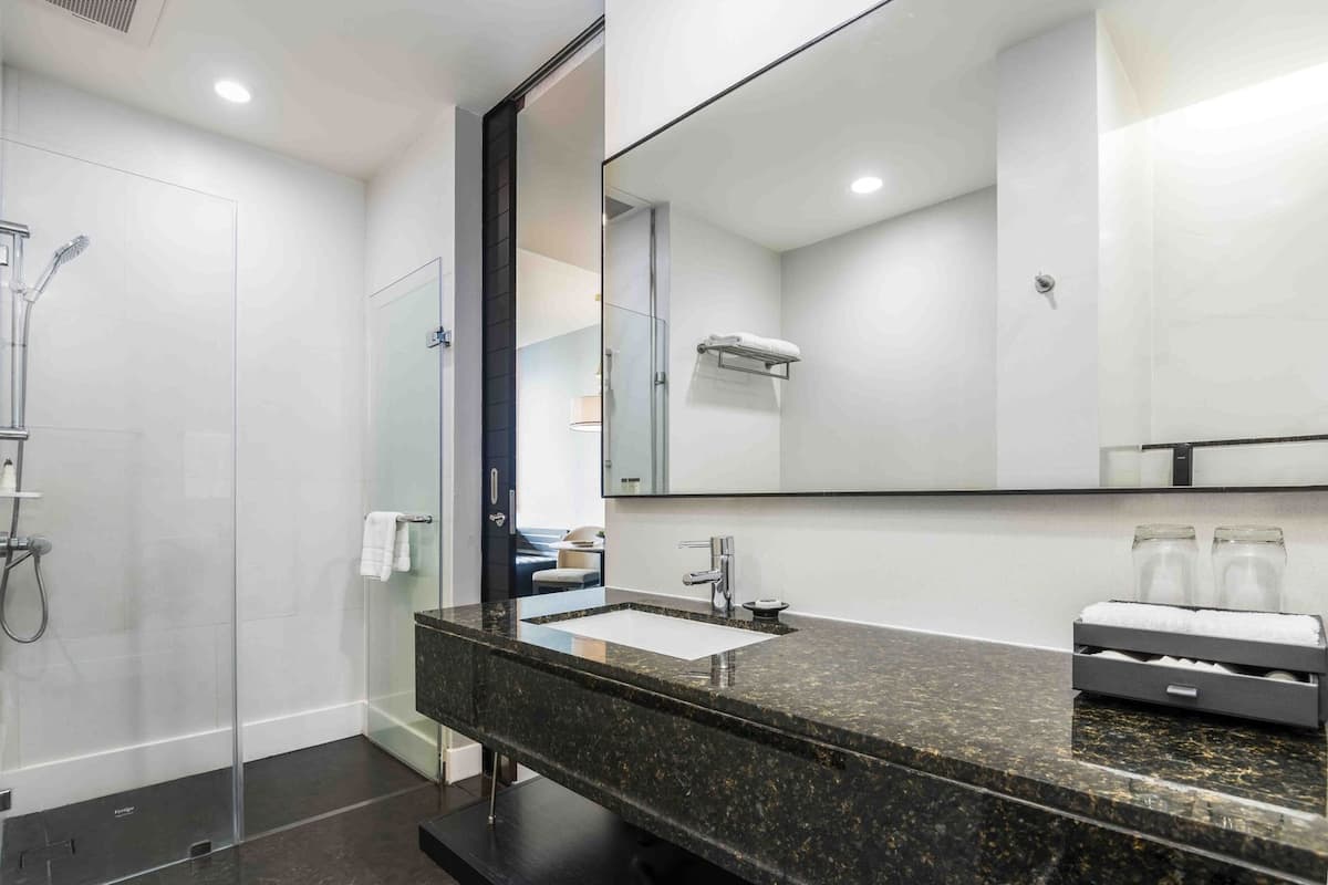 Bad | Separat badekar og dusj, miljøvennlige toalettsaker og hårføner