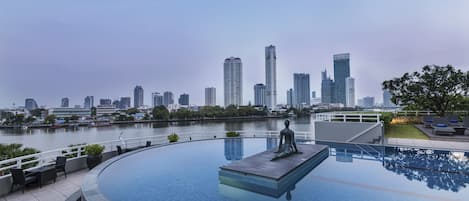 Una piscina al aire libre (de 06:00 a 22:00), sombrillas, tumbonas