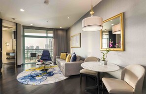 One Bedroom Skyline Suite King Bed | Área de sala de estar | Televisión LED de 55 pulgadas con canales digitales y televisión 