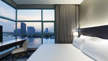 One Bedroom Suite River View King Bed | เครื่องนอนระดับพรีเมียม, ผ้านวมขนเป็ด, มินิบาร์, ตู้นิรภัยในห้องพัก