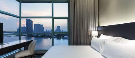 One Bedroom Suite River View King Bed | เครื่องนอนระดับพรีเมียม, ผ้านวมขนเป็ด, มินิบาร์, ตู้นิรภัยในห้องพัก